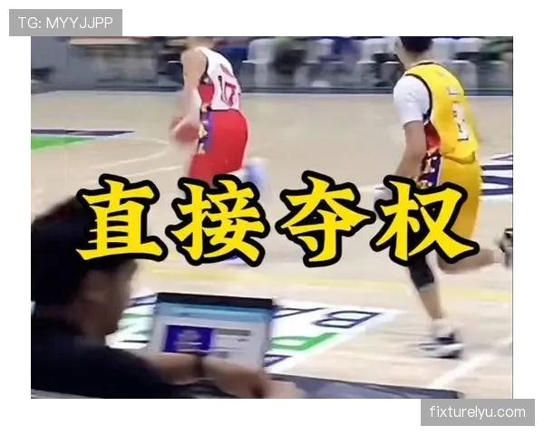 比赛中球员受伤倒地，裁判为何有时不停哨？规则拆解